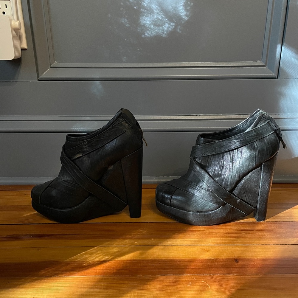 Plomo black leather platforms